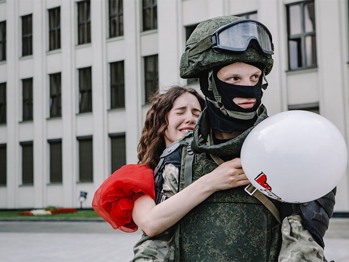 Belarus, Sommer 2020: Eine junge Frau umarmt demonstrativ einen Soldaten – als Zeichen gegen die staatliche Gewalt. Der Soldat lässt es geschehen. © Violetta Savchits